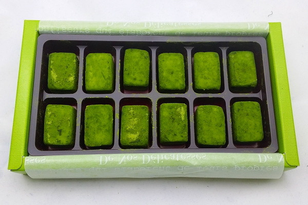 予約受け付け中の「抹茶生チョコ」(12個入り880円)