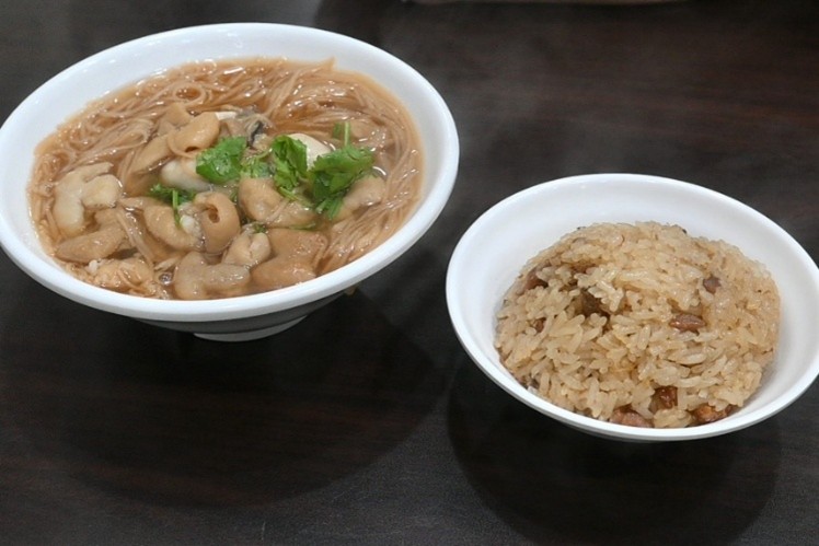 ボリューミーな麺線（左）と油飯（ＮＮＡ撮影）