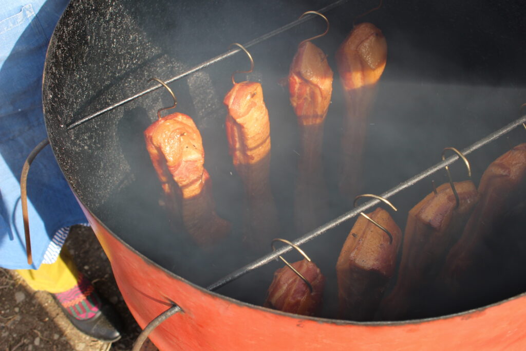お手製のドラム缶燻製機で作る無添加ベーコン