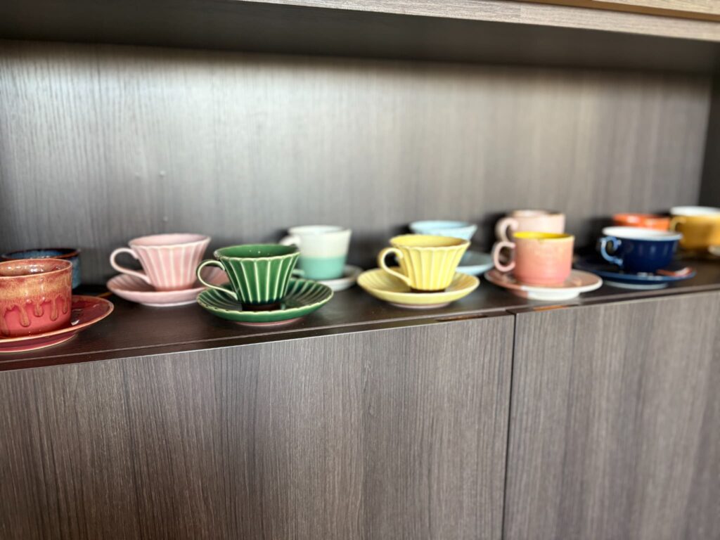 畑のキッチンORTOの店内に飾られているカップ