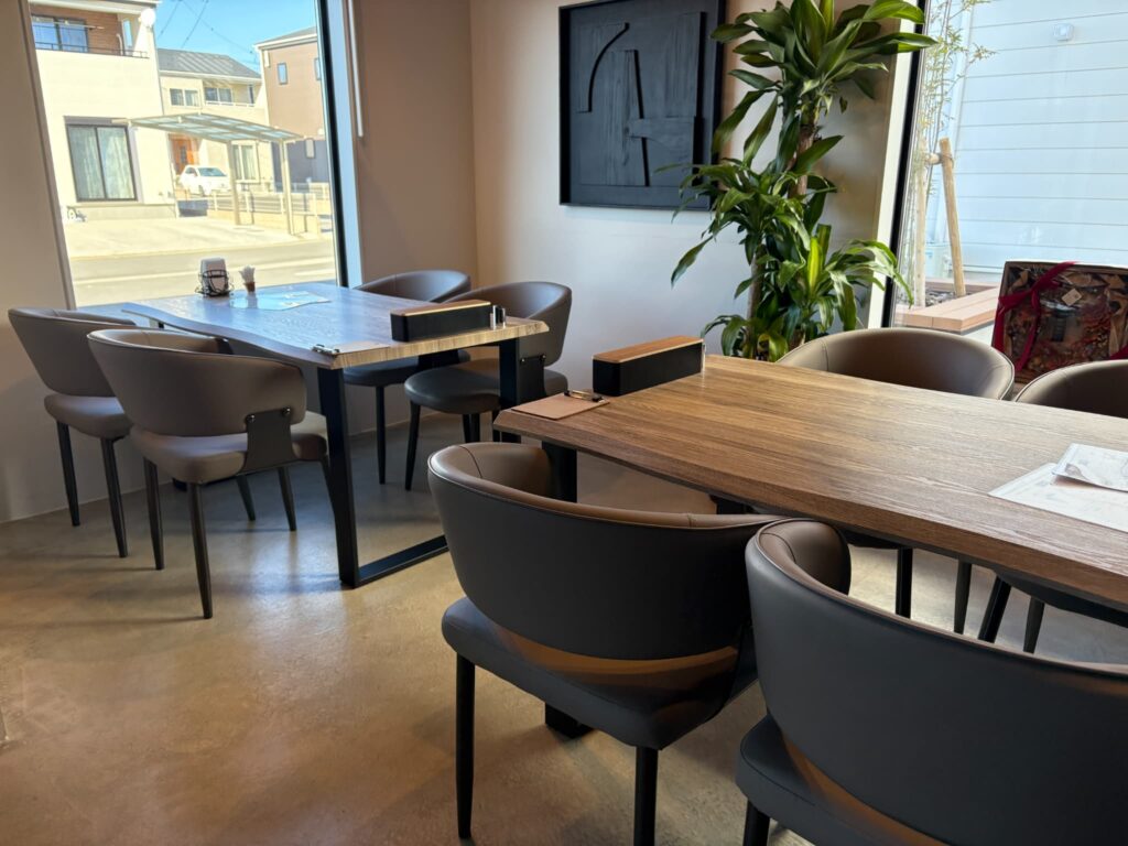 太陽と月の店内