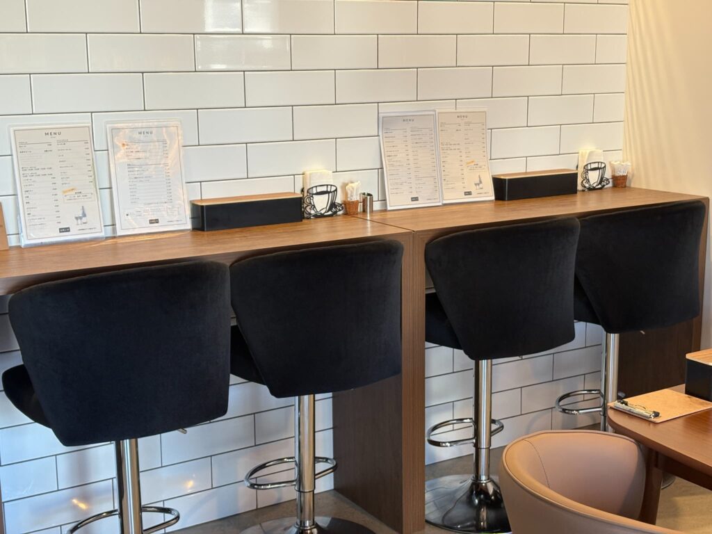 太陽と月の店内