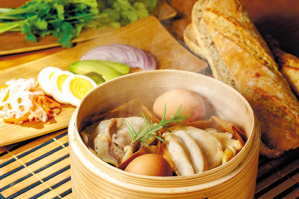 好きな食材をサンド 蒸し鶏と豚肉、紅白なますのバインミー