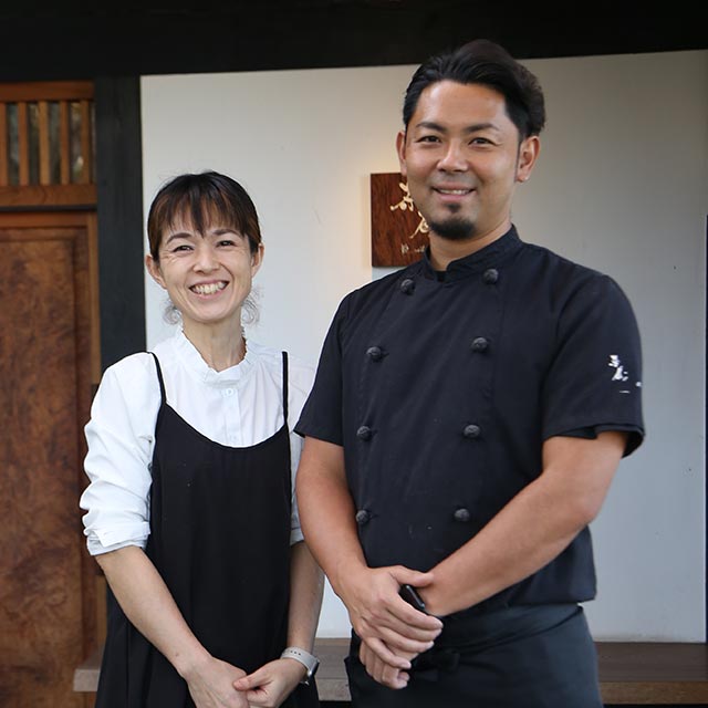 オーナーシェフ笹木貴史さん（右）と接客を担当する妻の絵美さん