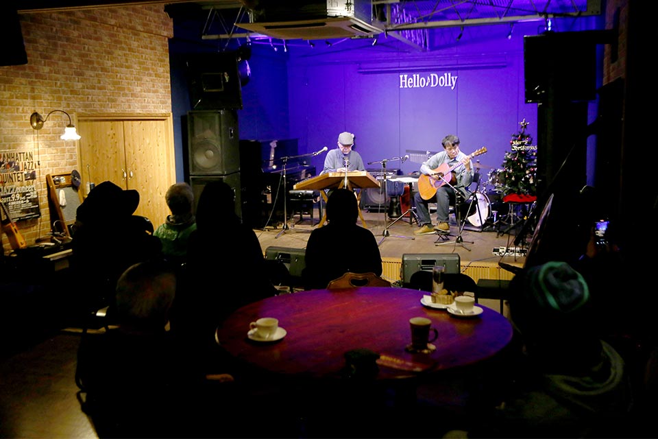 ライブは月1回程度開催。客席にも薪ストーブがあります