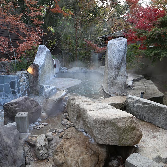 自然に囲まれ、開放感あふれる露天風呂。とろみのあるなめらかな湯を堪能できます