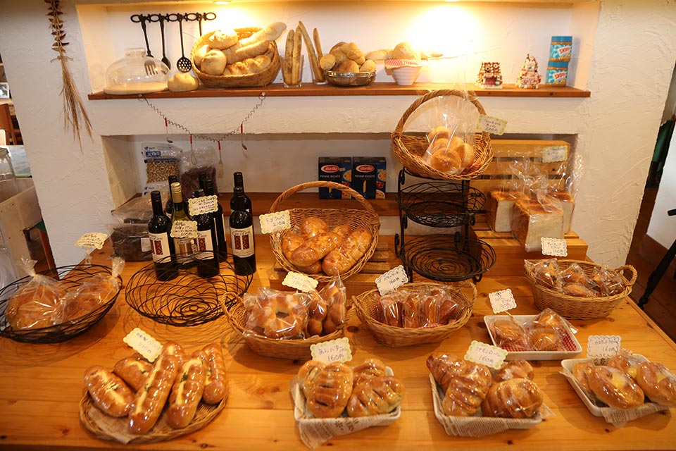 店内には食パンや木の実のパンなど、毎朝焼く15種類ほどのパンがズラリ