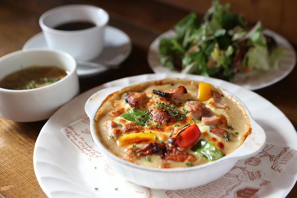 ハーブ鶏の自家製ローストチキンがたっぷり入っている香ばしい「チキンドリアセット」は1480円