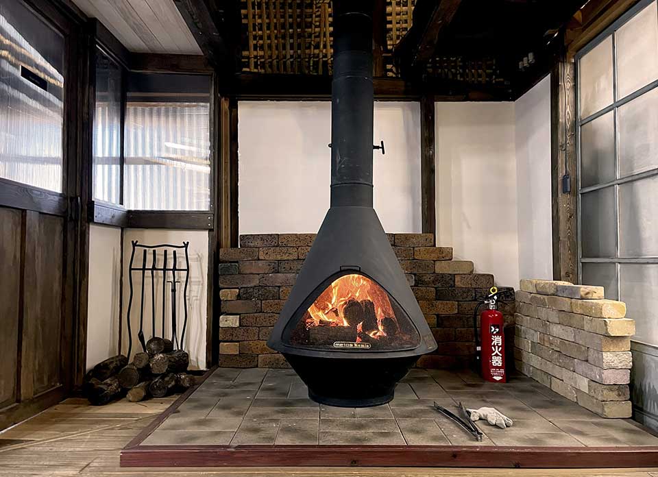 店舗奥には古い円錐型の薪ストーブが鎮座しています