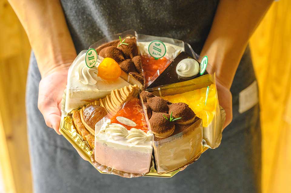 いろんな味を楽しめるアレルギー対応バラエティホールケーキ(8カット)も