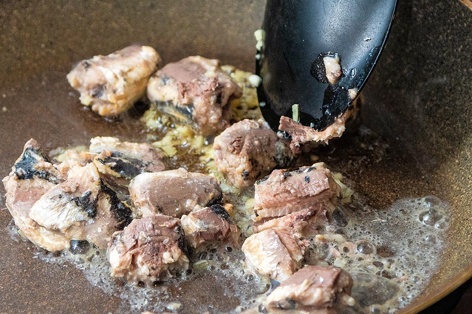 イワシはヘラで半分の大きさに。崩し過ぎないよう気を付けて