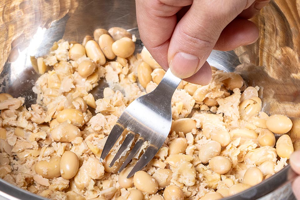 蒸し大豆はフォークの背を使ってつぶす