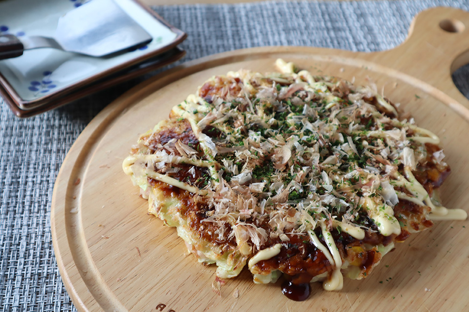 サトイモのとろみを利用してフワフワに 里芋のお好み焼き【おうちでCOOK】