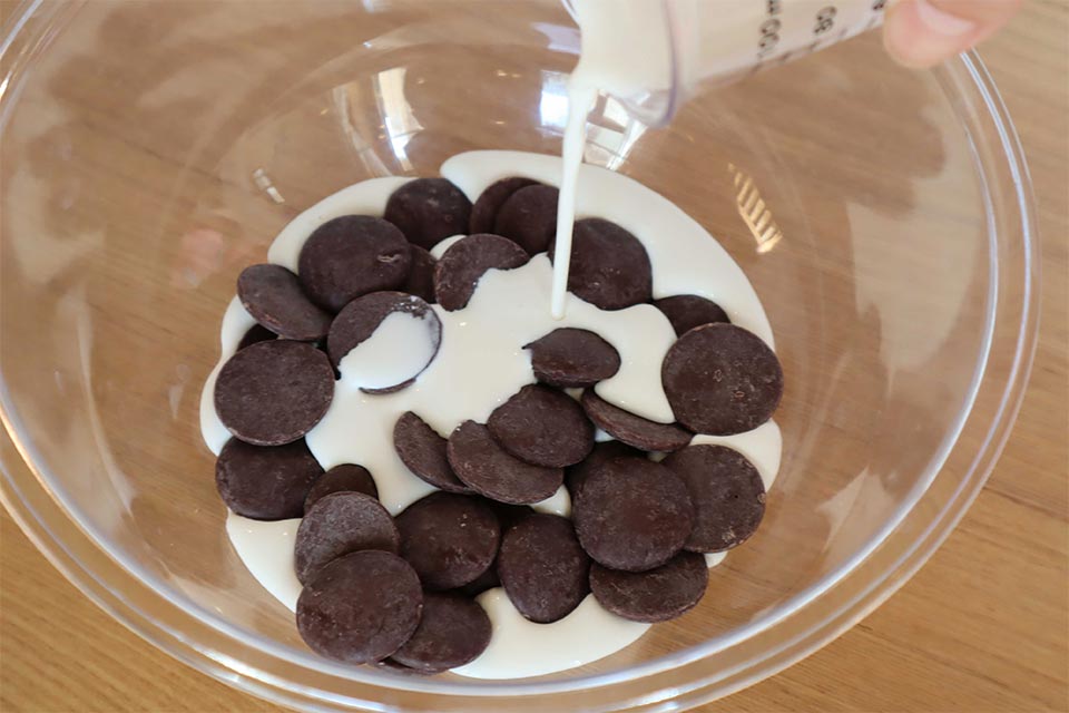 耐熱ボウルにクーベルチュールチョコレートを入れ、生クリームを加える。