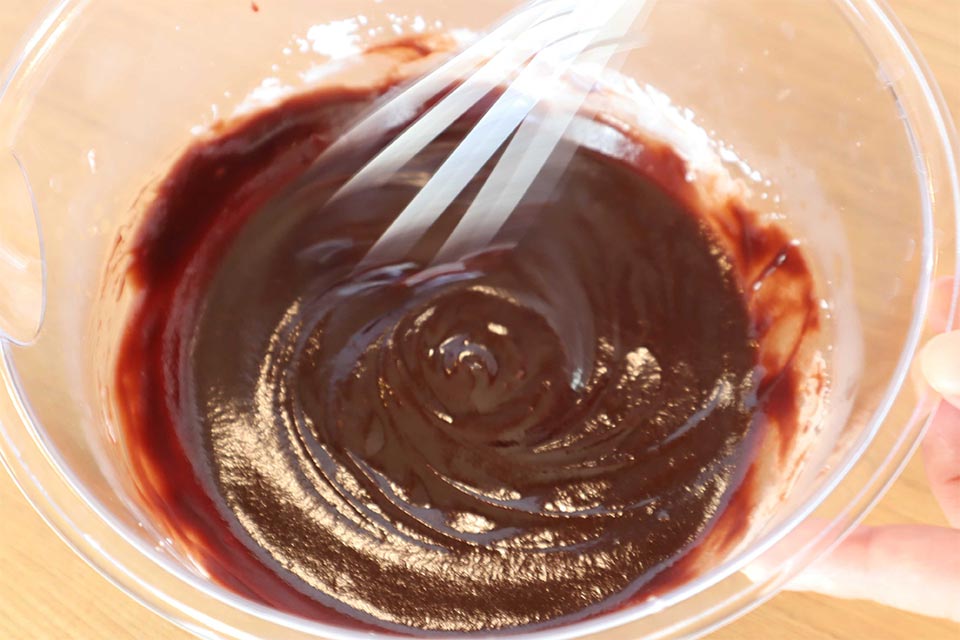 (2)を混ぜ(空気を入れないようにすること)、なめらかに溶かす。つやが出てとろりとしてきたらOK。