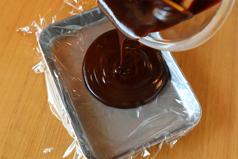 バットにラップを敷き、(3)を流し入れ、平らにならす。