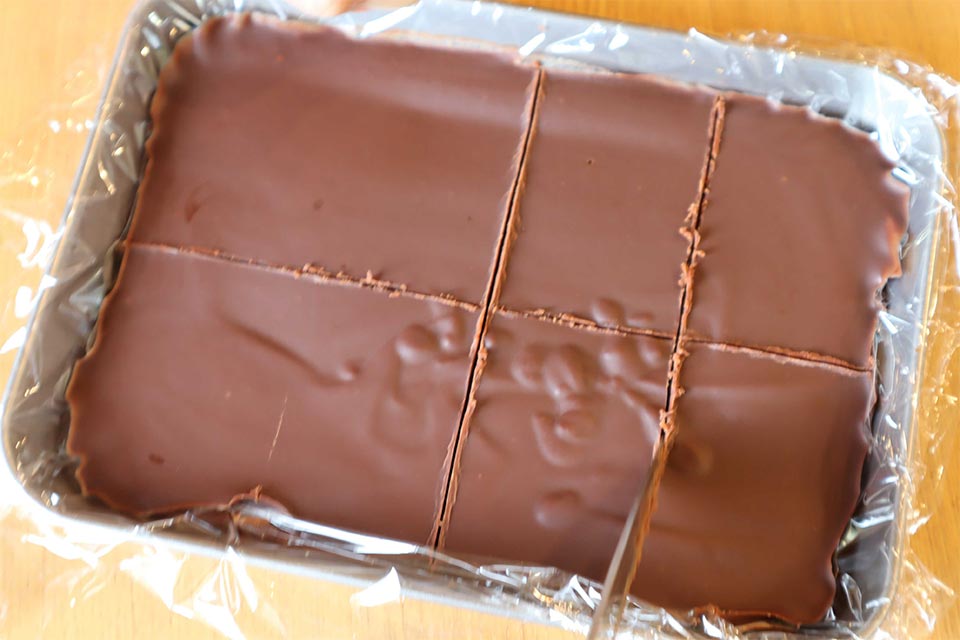 (4)を冷蔵庫に30~40分ほど入れて軽く冷やし固める(冷やし過ぎに注意)。粘土くらいの硬さになったら、ナイフで8等分にする。