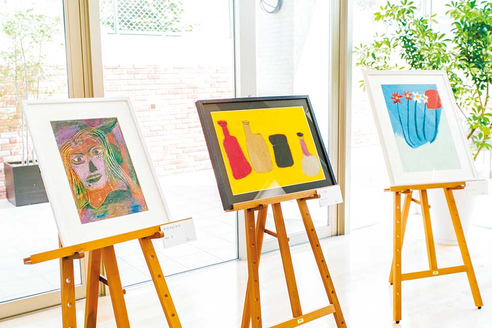 アートギャラリーにはさまざまな絵画を展示。レンタル料は年間2万4000円～6万円