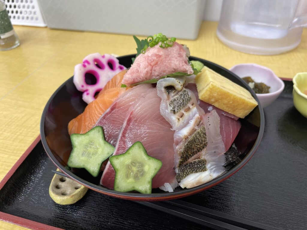 栄耀の「わたつみ海鮮丼」