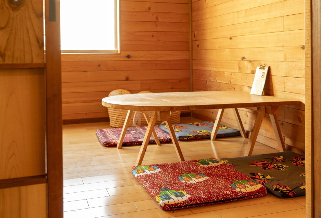 小上がりの座敷には、バウンサーやベビーベッドもあります。人気スペースのため早めの予約を