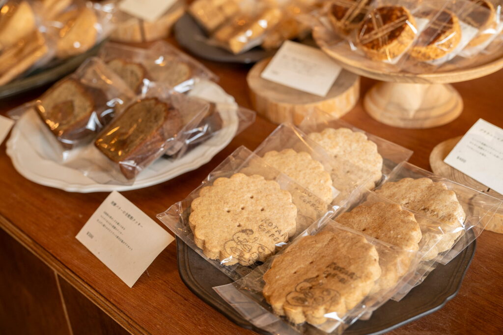 発酵バターやきび砂糖など選りすぐりの材料で作る焼き菓子はコーヒーとの相性も抜群