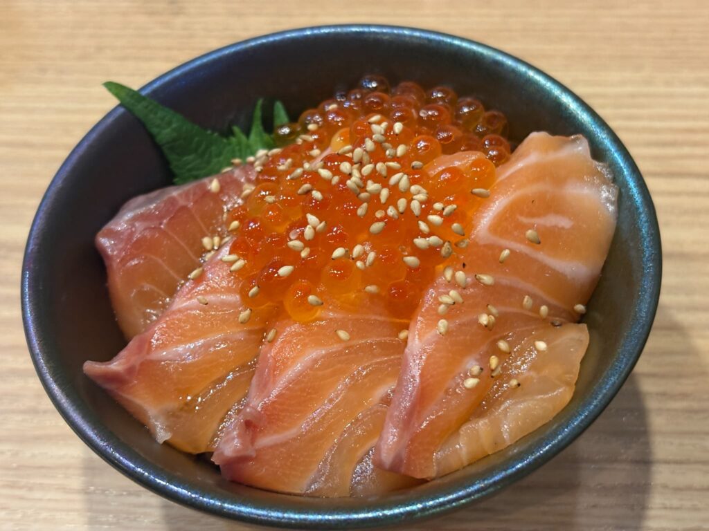 サカナバのサーモンいくら丼