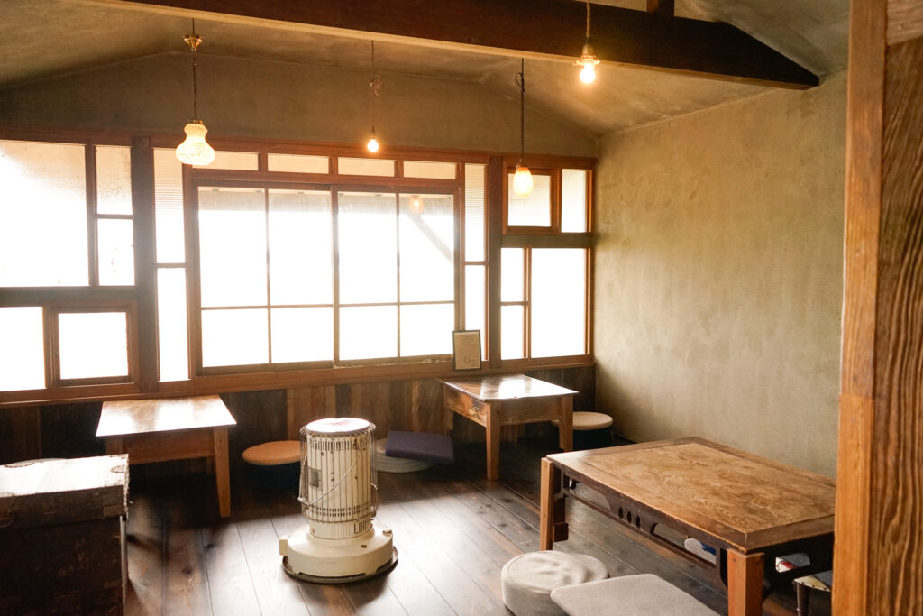 東風日和（こちびより）の店内