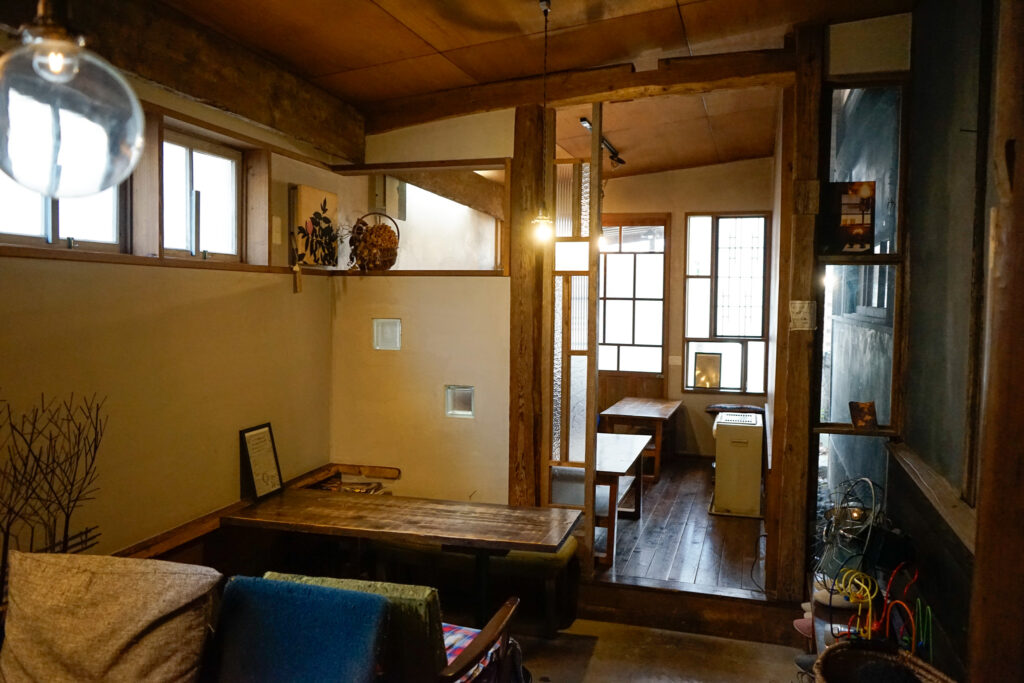 東風日和（こちびより）の店内