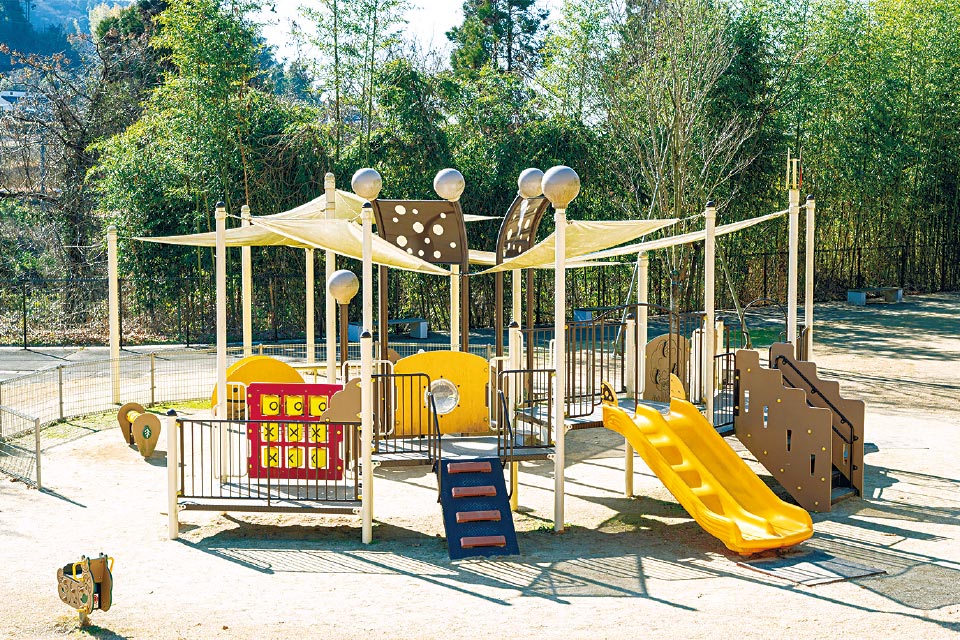 大型複合遊具は児童用と未就学児用があり、年齢に応じて遊べます。遊歩道があるのでベビーカーでの移動も安心