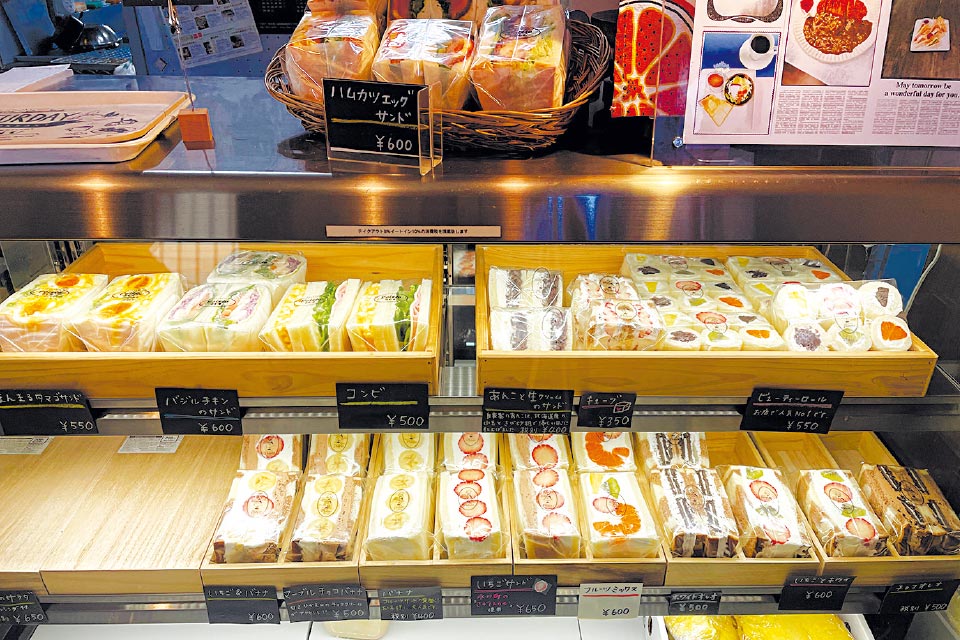 旬のフルーツや野菜を使った“萌え断”なサンドイッチが充実。カレーやパスタもあります。