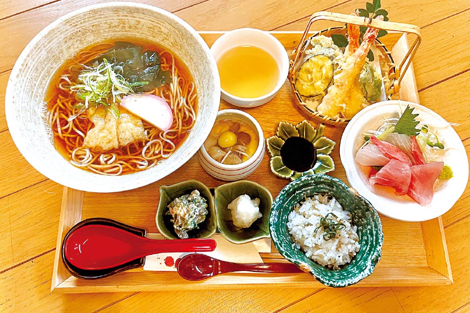 季節を感じるおばんざいやすしなどを堪能できる和食店。写真の1日10食限定「天ぷら蕎麦膳」（2180円）や「ぜんざいセット」（730円）のほか、「お子様昼膳」（880円）、「蜜芋天ぷら」（590円）もおすすめ