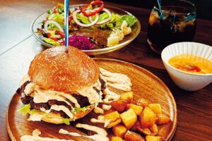 スマッシュバーガーダブル1815円＋Cセット（自家製フレンチフライ、サラダ、スープ、ドリンク）638円。県産野菜を使用したサラダやスープのセットがおすすめ