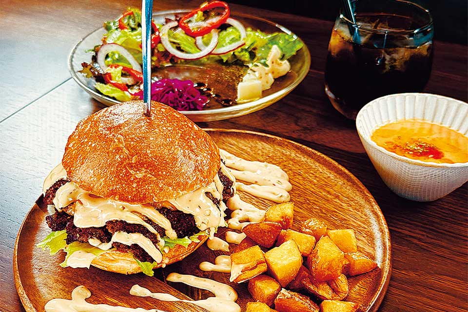 スマッシュバーガーダブル1815円＋Cセット（自家製フレンチフライ、サラダ、スープ、ドリンク）638円。県産野菜を使用したサラダやスープのセットがおすすめ