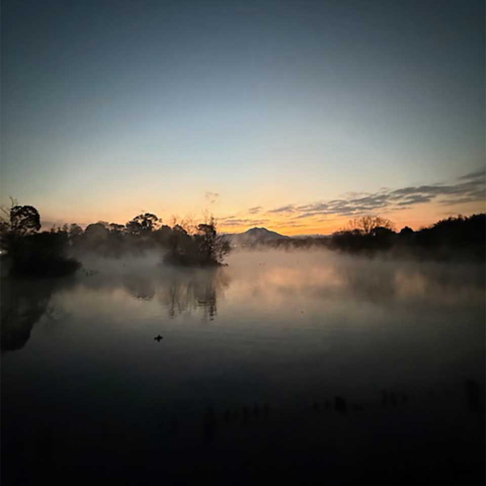 仲間と読書をしたり、広場で呼吸トレーニングしたり。豊かな朝の時間を大切にしています