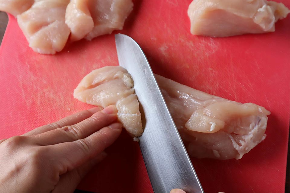 鶏むね肉は繊維を断つようにそぎ切りにする。塩、こしょう、酒を1分ほどしっかりともみ込み、10分以上漬け込む。
