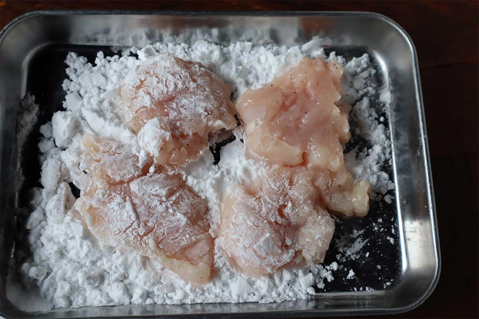 (1)を再度よくもみ込み、片栗粉を全体にしっかりとまぶす。