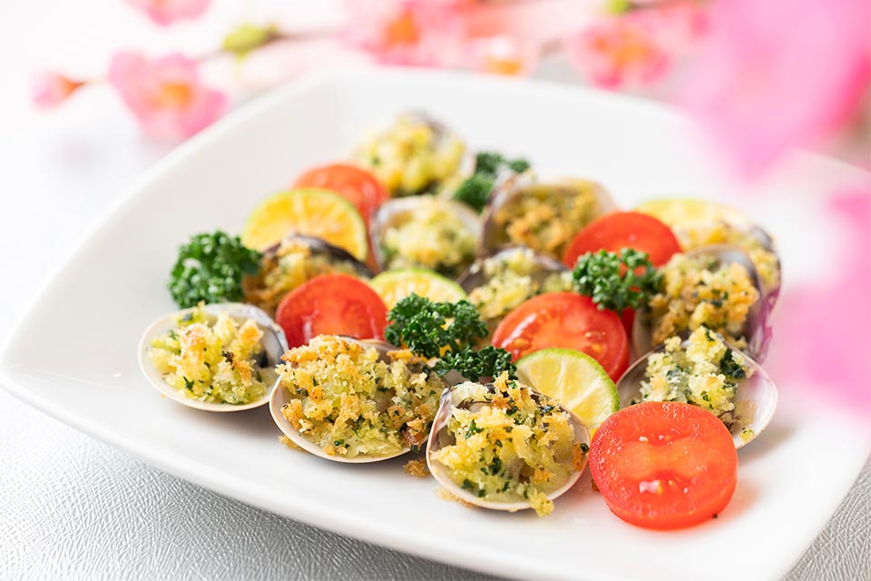 貝のうま味凝縮 お酒のおつまみにも ハマグリの香草パン粉焼き