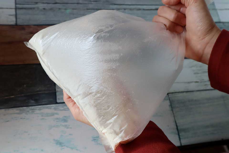 ビニール袋に薄力粉、アーモンドパウダー、ベーキングパウダーを入れ、手でもんで粉の固まりをつぶす。袋に空気を入れて口を閉じ、よく振ってさらさらに混ぜ合わせる。