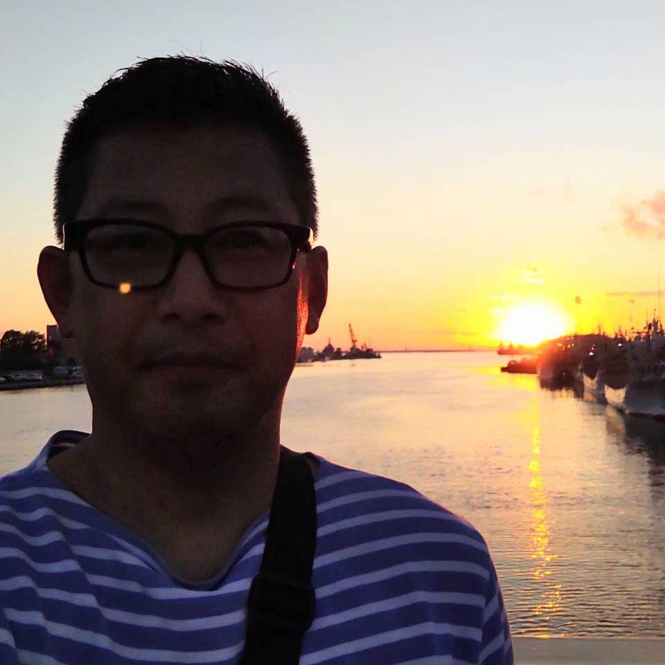 釧路の美しい夕日を背にがんばって撮影しました。夕日と顔の両方ともはうまく撮れませんね