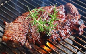 アメリカンスタイルで豪快に（写真はイメージ）!団体プラン（2時間）は牛ロースステーキ、豚肩ロース、グリルチキンなど9品。2日前までに予約を