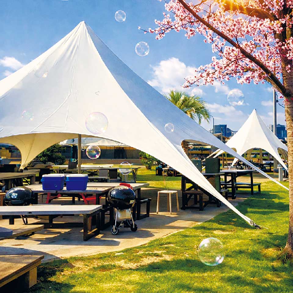 テントブースが8つ。70名以上で貸し切りOK