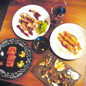 ディナーのコース料理は前日までに予約が必要。コース料理3500円～