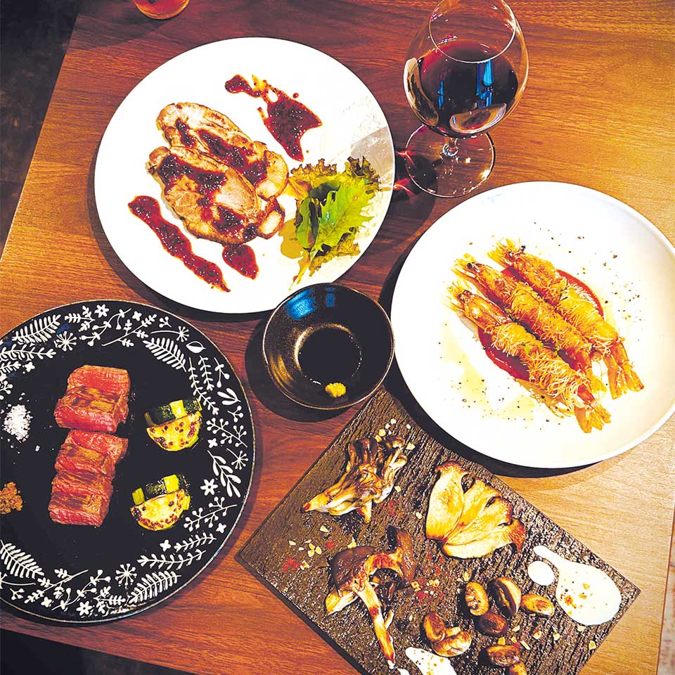 ディナーのコース料理は前日までに予約が必要。コース料理3500円～