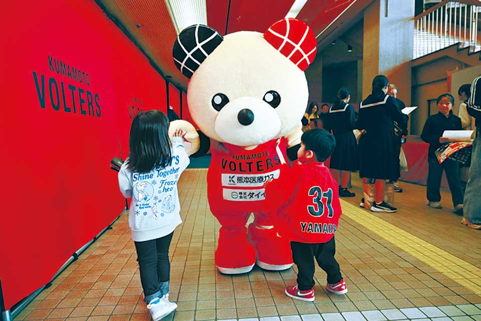 子どもたちとハイタッチをするぼるたん