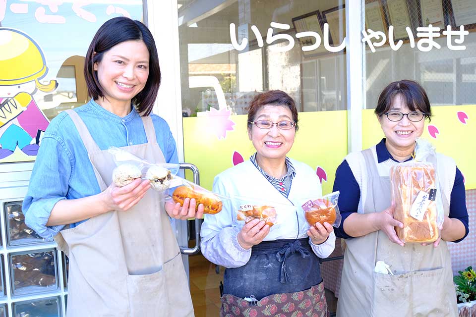 「売り切れもあるので、事前の予約が確実です」とパン作り担当スタッフ