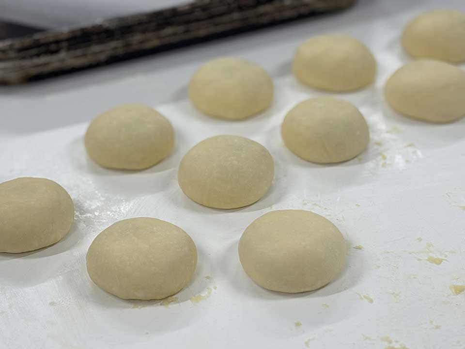 工程ごとに作業を分担して焼き上げます