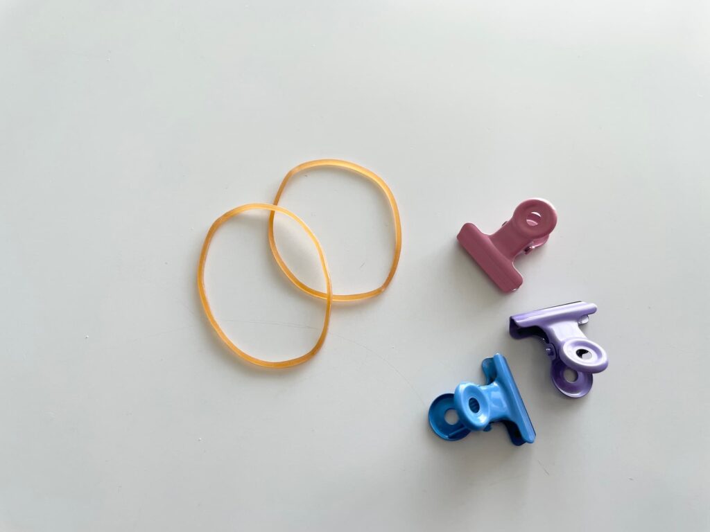 輪ゴムと小さいクリップ