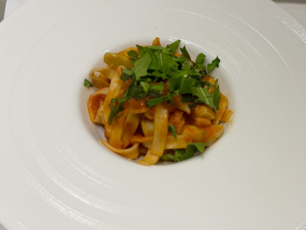 たまご麺のフィットチーネのトマトパスタ。