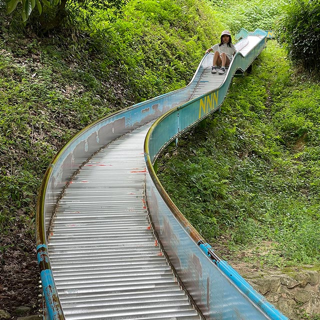 階段を登った先にある全長130mのスーパースライダー