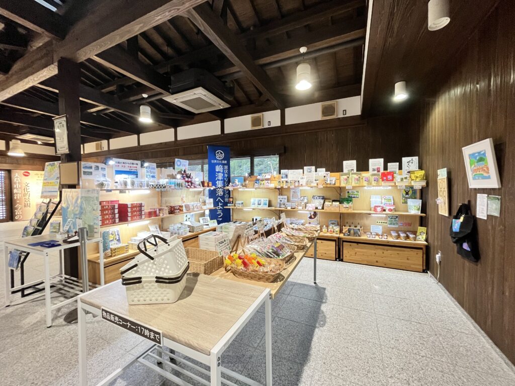 お土産物が並ぶ道の駅﨑津の館内